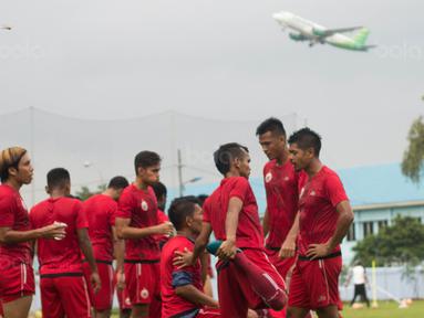 Para pemain Persija Jakarta melepas dahaga saat latihan di Lapangan Sutasoma, Jakarta, Rabu (31/1/2018). Latihan ini merupakan persiapan jelang babak delapan besar Piala Presiden. (Bola.com/Asprilla Dwi Adha)