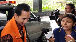 Tubagus Chaeri Wardhana atau Wawan kembali diperiksa KPK sebagai saksi kasus dugaan korupsi pembangunan Puskesmas di Tangerang Selatan, Jakarta, Senin (17/11/2014)(Liputan6.com/Miftahul Hayat)