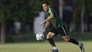 Pemain Timnas Indonesia U-22, Egy Maulana Vikri, mengejar bola saat latihan di Lapangan F Senayan, Jakarta, Jumat (15/11). Latihan ini persiapan jelang Sea Games 2019 Filipina. (Bola.com/Vitalis Yogi Trisna)