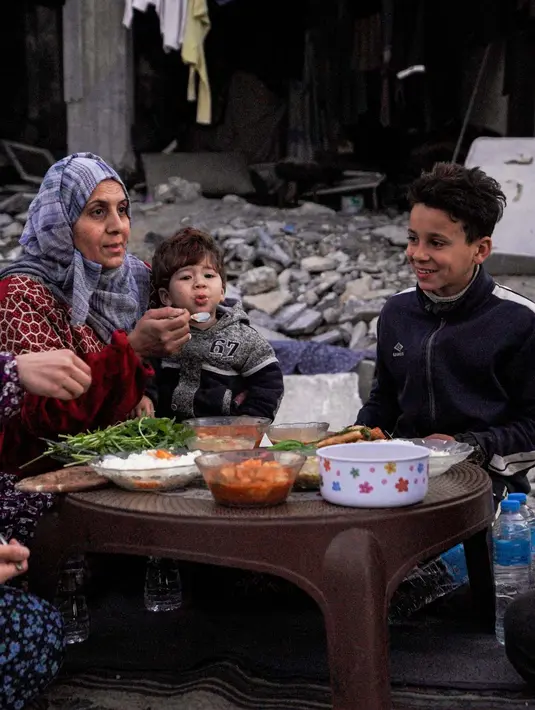 <p>Umat Islam di Gaza telah mulai menjalani ibadah Ramadan dengan menjalankan puasa pada Senin (11/3/2024) waktu setempat. (Foto: AFP)</p>