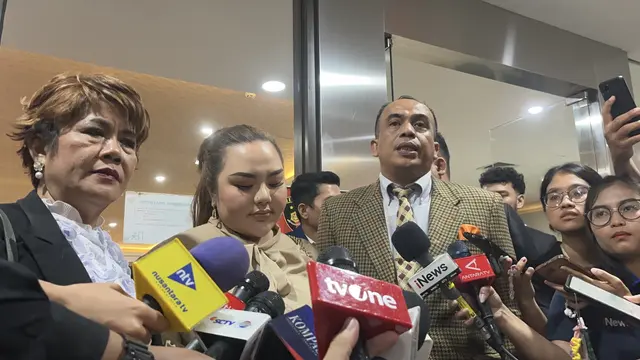 Selebgram Lisa Mariana di Mabes Polri, Jakarta Selatan, Kamis (7/8/2025) (Liputan6.com/Ady Anugrahadi)