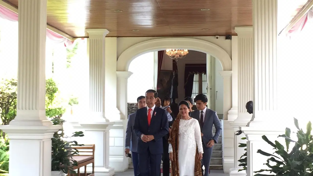 Jokowi bersama keluarga bersiap berangkat ke Gedung MPR/DPR/DPD RI Jakarta untuk menghadiri Pelantikan Presiden dan Wakil Presiden 2019