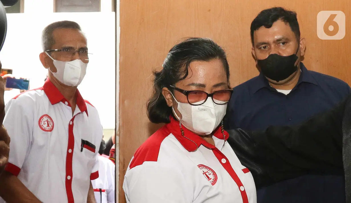 Orang tua Brigadir Yoshua, Samuel Hutabarat dan Rosti Simanjuntak tiba menghadiri sidang lanjutan di PN Jakarta Selatan, Jakarta, Selasa (25/10/2022). Sidang itu beragenda mendengarkan keterangan saksi diantaranya saksi pelapor Kamaruddin Simanjuntak, kedua orang tua korban Samuel Hutabarat dan Rosti Simanjuntak serta pacar korban Vera Simanjuntak. (Liputan6.com/Faizal Fanani)