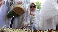 Presenter Terry Putri saat di pemakaman ibunya di TPU Tanah Kusir‎, Jakarta, Minggu (5/2). Ibunda Terry Putri, Tiny Yusrip, meninggal dunia di RSPAD Gatot Subroto, Jakarta Pusat, Sabtu (4/2/2017) pukul 14.25 WIB. (Liputan6.com/Herman Zakharia)