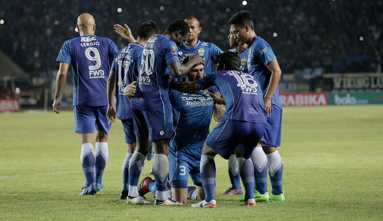 Para pemain Persib merayakan gol yang dicetak Vladimir Vujovic ke gawang PSM pada laga Piala Presiden 2017 di Stadion Si Jalak Harupat, Jawa Barat, Senin (6/2/2017). Persib menang 1-0 atas PSM. (Bola.com/Peksi Cahyo) 
