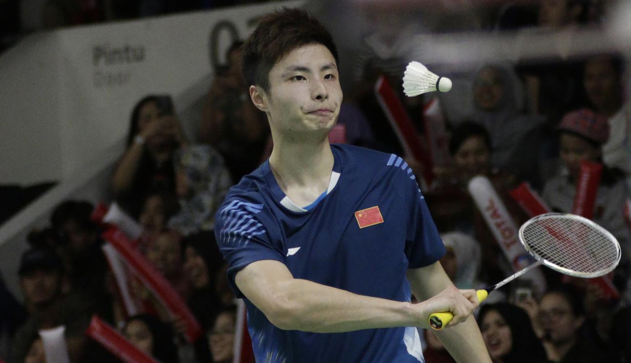 Tunggal putra China, Shi Yuqi, berusaha mengembalikan kok saat melawan tunggal Indonesia pada Indonesia Masters 2019 di Istora Senayan, Jakarta, Kamis (24/1). Yuqi gagal lolos ke perempat final. (Bola.com/M. Iqbal Ichsan)