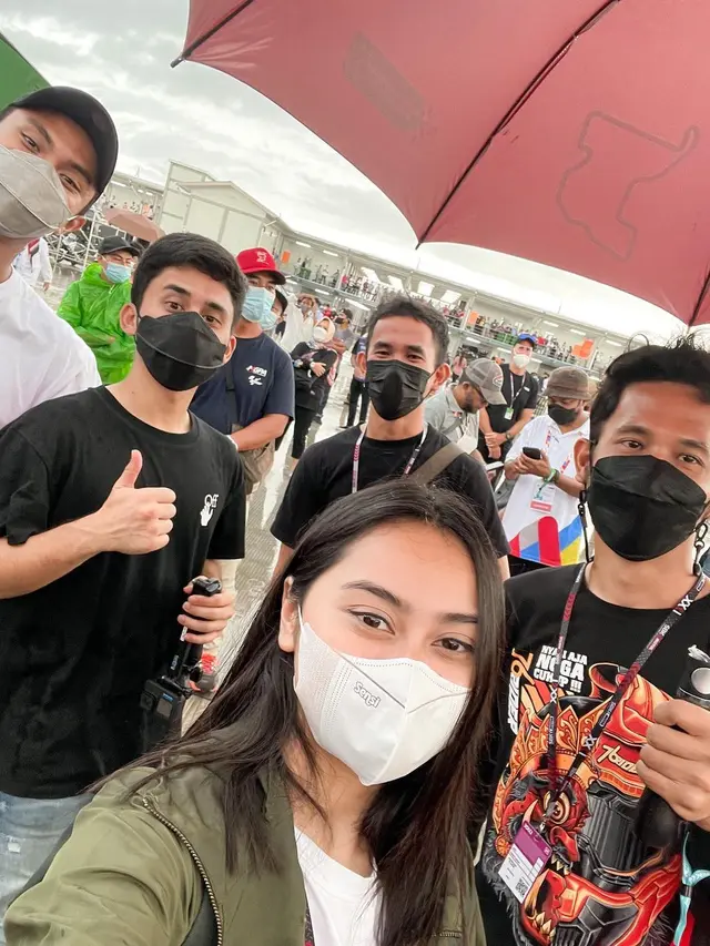6 Potret Memes Prameswari Nonton WSBK di Sirkuit Mandalika, Foto Bareng Pembalap