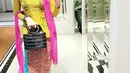 Kali ini, berfoto selfie di depan kaca, Dian Sastro menampakkan dirinya dalam balutan kebaya brokat berwarna hijau kekuningan, dipadu dengan selendang magenta, kain tenun sebagai bawahan, dan ia menenteng hand bag hitam. Aksesori berupa bros emas yang disematkannya di dadanya juga mempercantik penampilannya secara keseluruhan. Foto: Instagram.