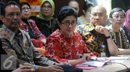 Menkes, Nila F Moeloek mendengarkan pertanyaan wartawan di Kemenkes, Jakarta, (19/7). Menurut Menkes Nila F Moeloek pemberian vaksin ulang tidak akan berdampak apapun. (Liputan6.com/Helmi Afandi)