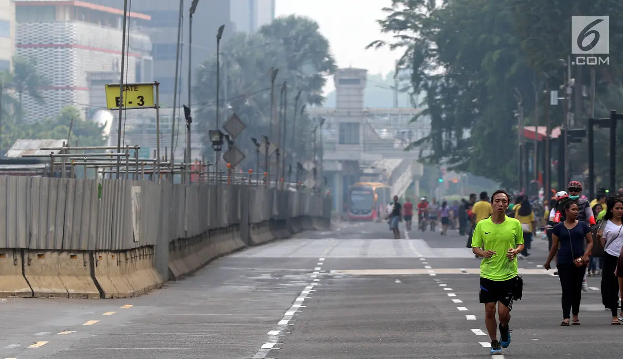 Kawasan CFD di Sudirman-Thamrin terlihat sepi pada minggu pertama Ramadan 2017, Jakarta, Minggu (28/5). Jika biasanya jalanan dipenuhi oleh warga yang berolahraga, pagi ini, hanya terlihat beberapa orang saja yang lalu lalang. (Liputan6.com/Johan Tallo)