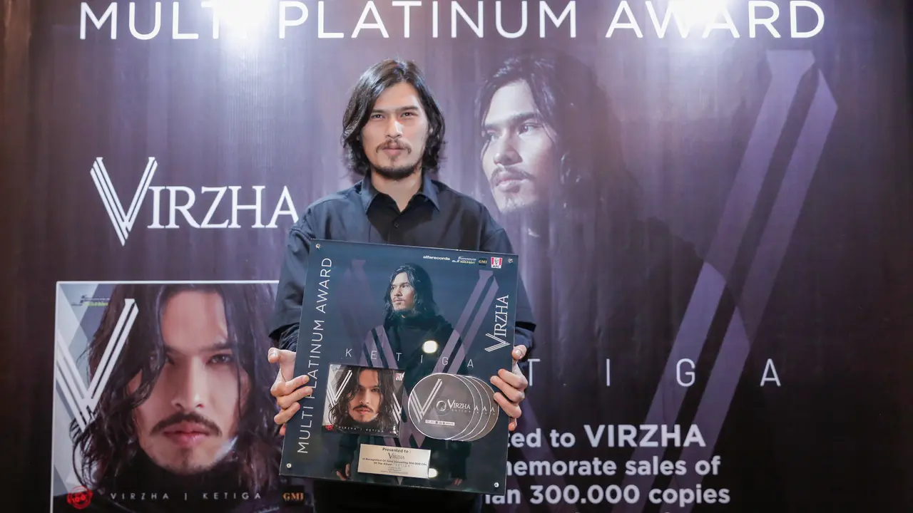 [Fimela] Virzha dapat penghargaan Multi Platinum Award