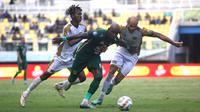 Pemain Persebaya, Paulo Henrique dikepung dua penggawa Dewa United, Alta Ballah dan Risto Mitrevski pada lanjutan BRI Liga 1 2023/2024 hari Selasa (16/04/2024). (Aditya Wani/Bola.com)