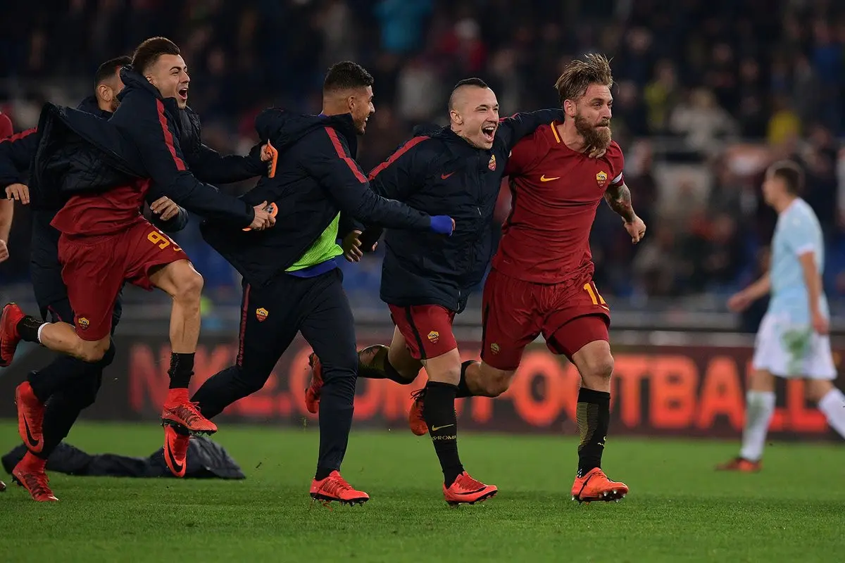Pemain AS Roma merayakan kemenangan atas Lazio. (doc. AS Roma)