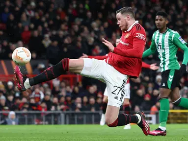 Pemain Manchester United, Wout Weghorst (kiri) berusaha mencetak gol ke gawang Real Betis pada laga leg pertama Liga Europa 2022/2023 yang berlangsung di Old Trafford, Manchester, Jumat (10/03/2023) dini hari WIB. MU menang dengan skor 4-1. (AFP/Darren Staples)