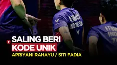 Berita video momen dimana pasangan ganda putri Indonesia, Apriyani Rahayu dan Siti Fadia, saling memberikan kode-kode saat bertanding melawan wakil dari Thailand di Indonesia Masters 2023.