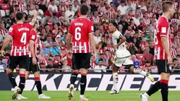 Pemain Real Madrid, Jude Bellingham, melakukan selebrasi setelah mencetak gol ke gawang Athletic Bilbao pada laga pekan ke-1 La Liga 2023/2024 di Stadion San Mames, Minggu (13/8/2023). Los Blancos menang dengan skor 2-0. (AFP/Cesar Manso)