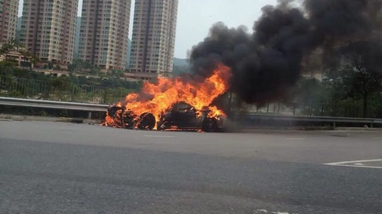 Tanpa Sebab, Ferrari F430 Terpanggang Nyaris Tak Tersisa