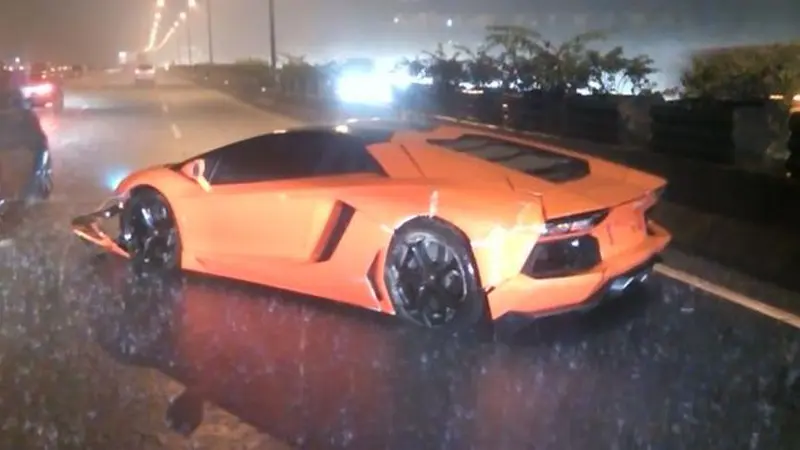 Lamborghini "Ronaldo" Kecelakaan di Tol Pluit