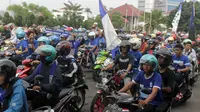 Ribuan suporter menyambut kedatangan PSIS di Semarang, Jateng, Kamis (30/11/2017). (Bola.com/Ronald Seger Prabowo)