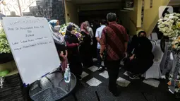 Suasana rumah duka mendiang Ketua Dewan Pers Azyumardi Azra di Perumahan Puri Laras 2, Ciputat, Tangerang Selatan, Banten, Senin (19/9/2022). Azyumardi Azra meninggal dunia di Rumah Sakit Kedah, Selangor, Malaysia, 18 September 2022 pukul 12.30 waktu setempat. (Liputan6.com/Johan Tallo)