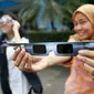 Petugas memperlihatkan kacamata yang akan digunakan saat pengamatan Gerhana Matahari Total (GMT) di Planetarium TIM Jakarta, Selasa (8/3). Planetarium akan memfasilitasi warga yang hendak menyaksikan fenomena gerhana matahari. (Liputan6.com/Faizal Fanani)