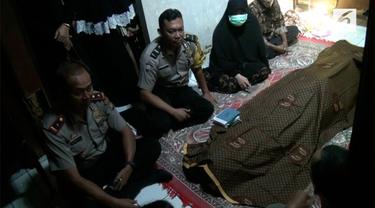 Seorang wanita hamil ditembak pencuri motor di Tangerang. Nahasnya, korban meninggal di depan suami dan anaknya.