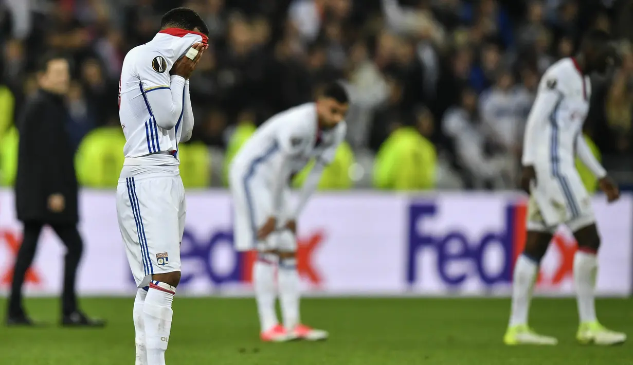 Sejumlah pemain Olympique Lyon tampak kecewa usai pertandingan melawan Ajax Amsterdam pada laga semifinal Liga Europa di Stadion Parc Olympique Lyonnais, Kamis (12/05/2017). Lyon menang dengan skor 3-1. (AFP/Jeff Pachoud)