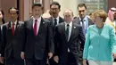 Presiden RI Joko Widodo, Presiden Prancis Francois Hollande, Presiden China Xi Jinping, Presiden Rusia Vladimir Putin, Kanselir Jerman Angela Merkel tiba untuk menghadiri upacara pembukaan KTT G20 di Hangzhou di Tiongkok, (4/9). (Setpres/Bey Machmudin)