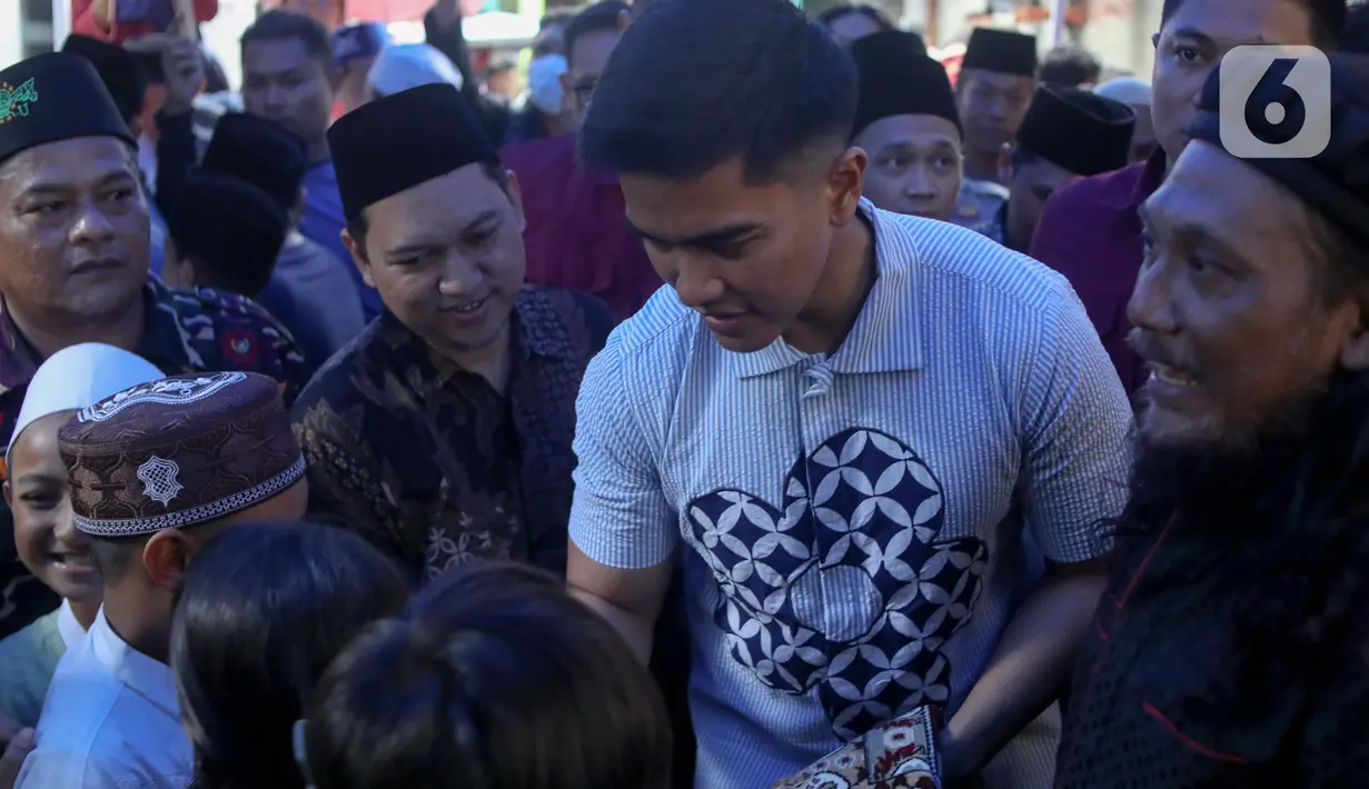 Saat kunjungan tersebut, warga sekitar mendapatkan buku tulis yang bertuliskan nama Kaesang, berwarna putih dengan motif tulisan merah. (Liputan6.com/Herman Zakharia)