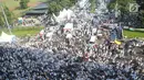 Sejumlah pendukung pasangan capres dan cawapres nomor urut 02, Prabowo Subianto dan Sandiaga Uno mengikuti kampanye akbar di Stadion Gelora Bung Karno, Jakarta, Minggu (7/4/2019). Sebagian besar simpatisan kompak menggunakan pakaian putih-putih. (Liputan6.com/Herman Zakharia)