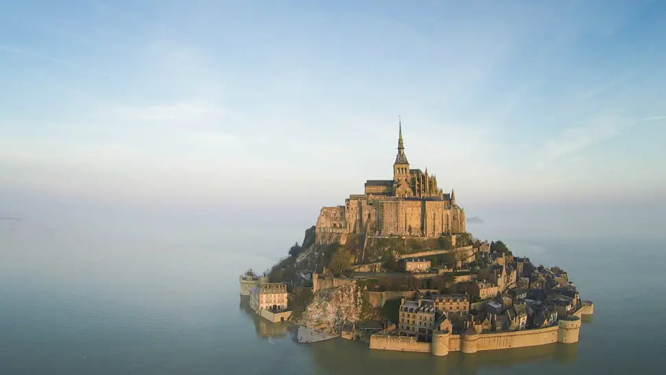 Mont Saint-Michel di Normandy, Prancis. (Doc: WanaiiFilms/Dronestagram)