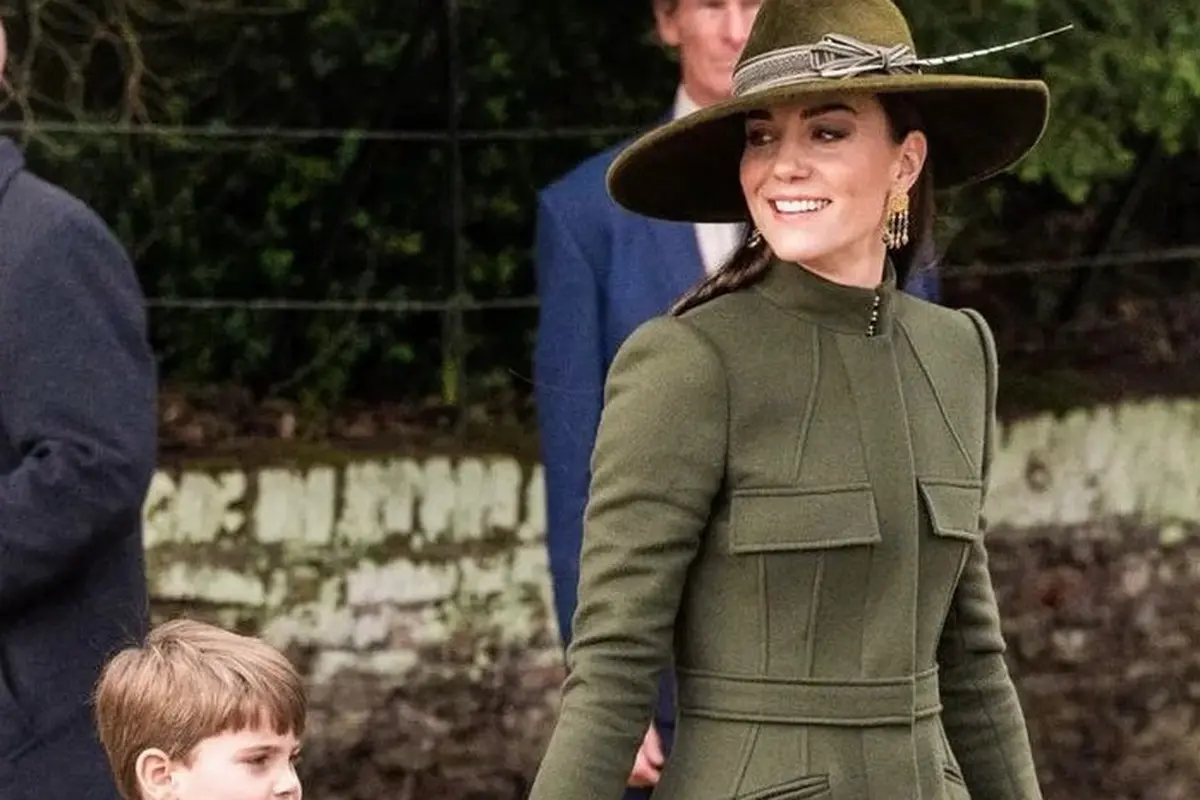 Gaya Kate Middleton Perdana Rayakan Natal sebagai Putri Wales, Tampil Elegan Pakai Gaun Mantel Hijau