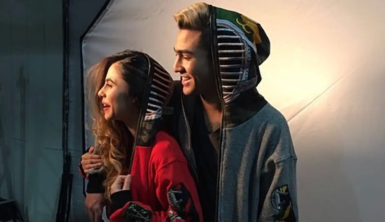 Potret Matt dan Valerie saat photoshoot. Keduanya kompak mengenakan jaket. (Liputan6.com/IG/valerieethomas)
