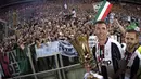 Pemain Juventus, Mario Mandzukic (kiri) dan Miralem Pjanic merayakan kemenangan bersama fans pada final Copaa Italia 2016-2017  di Roma Olympic stadium, (17/5/2017). Juventus menang 2-0. (EPA/Claudio Peri)