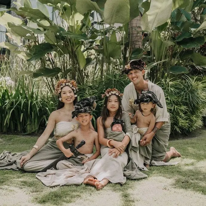 Foto keluarga Irfan dan Jennifer Bachdim. (Foto: Instagram/jenniferbachdim)