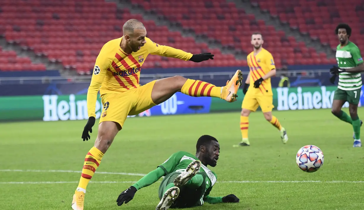 Penyerang Barcelona, Martin Braithwaite (kiri) berebut bola dengan bek Ferencvaros, Abraham Frimpong pada matchday kelima Grup G Liga Champions di Puskas Arena, Kamis (3/12/2020) dinihari WIB. Barcelona berhasil meraih kemenangan 3-0 di kandang Ferencvaros. (Attila KISBENEDEK / AFP)