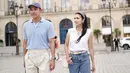 <p>Gaya minimalis pancarkan vibes old money ala Harvey dan Sandra. Keduanya tampil serasi dengan padu padan outfit nuansa putih-light blue. [@sandradewi88]</p>