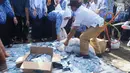 Petugas memusnahkan ribuan yang rusak di halaman Kantor Bupati Bone Bolango (Bonebol), Gorontalo, Selasa (18/12). Sebanyak 28.130 E-KTP rusak dimusnahkan Disdukcapil setempat untuk menghindari adanya penyalahgunaan. (Liputan6.com/Arfandi Ibrahim)
