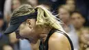 Ekspresi Maria Sharapova usai mengalahkan Simona Halep pada turnamen AS Terbuka 2017 di Stadion Arthur Ashe, New York (28/8/2017). Sharapova menang 6-4,4-6,6-3. (AP/Kathy Willens)