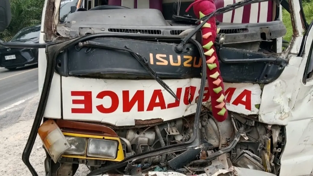 Ambulan yang terlibat kecelakaan lalu lintas dengan truk di Kabupaten Bengkalis.