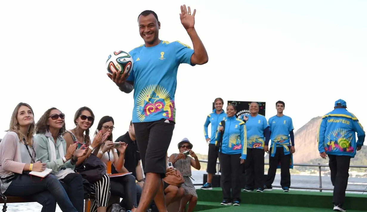 3. Cafu - Pemain yang begitu dihormati di lapangan terlebih bagi penikmat sepak bola Serie A. Hal yang unik dimiliki mantan bek AC Milan ini adalah senyuman yang ia perlihatkan saat melakukan protes kepada wasit. (AFP/Wanderlei Almeyda)
