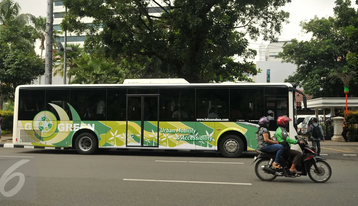 Bus Scania jenis premium Low City Bus saat test drive display bus di Balai Kota DKI Jakarta, Jumat (11/3). Bus Scania jenis premium Low City Bus ini nantinya menjadi standard bus-bus yang ada di Ibu Kota, termasuk Metromini. (Liputan6.com/Gempur M Surya)