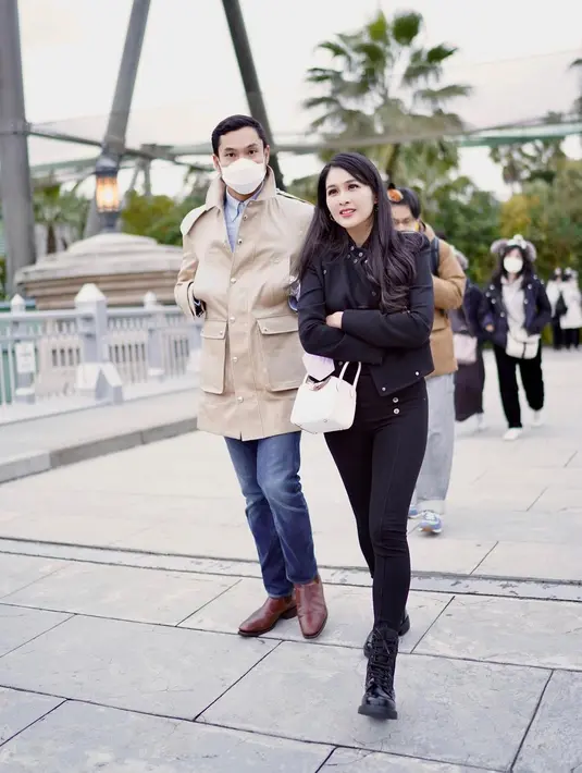 Bintang Sinetron Sandra Dewi juga menikah dengan pengusaha kaya raya. Sandra Dewi menikah dengan Harvey Moeis pada 8 Mei 2016. Pernikahan tidak hanya di Indonesia, tapi juga di Jepang. Suami Sandra Dewi memiliki bisnis tambang batu bara. Setelah menikah, Sandra Dewi fokus keluarga dan kini telah memiliki dua orang anak laki-laki. [Instagram/sandradewi88]