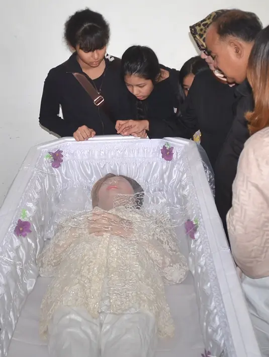 Tidak hanya itu, suasana mengharukan lainnya adalah ketika melihat kedua kakak beradik ini saling berpelukan. Mereka juga saling menguatkan agar tidak terus bersedih atas kepergian mami tercintanya. (Bambang E.Ros/Bintang.com)