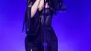 Aksi panggung Camila Cabello saat tampil membuka 'Never Be the Same Tour' di Orpheum di Vancouver, Kanada (9/4). Penampilan Camila membuat decak kagum penonton. (AFP/Getty Images/Andrew Chin)