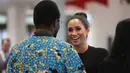 Duchess of Sussex, Meghan Markle berbincang dengan seorang siswa saat mengunjungi Association of Commonwealth Universities (ACU) di London, Kamis (31/1). Di usia kehamilan 6 bulan, Meghan Markle muncul dengan gaya rambut baru. (Yui MOK/POOL/AFP)