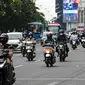 Sejumlah pengendara melintas di Jalan Jenderal Sudirman, Jakarta, Selasa (10/5/2022). Pemerintah mengimbau masyarakat menerapkan bekerja dari rumah atau work from home (WFH) selama satu hingga dua pekan ke depan untuk mengantisipasi penyebaran virus corona COVID-19 usai libur Lebaran 2022. (Liputan6.com/Faizal Fanani)