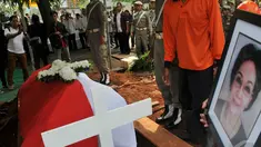 Istri Mantan Gubernur DKI Jakarta Henk Ngantung, Hetty Evelyn Ngantung Mamesah (75) dikebumikan, Jakarta, Jumat (5/9) (Liputan6.com/Johan Tallo)