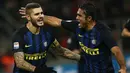 Striker Inter Milan, Mauro Icardi (kiri), merayakan golnya ke gawang Crotone dalam laga pekan ke-12 Serie A 2016-2017, di Stadion Giuseppe Meazza, Minggu (6/11/2016). (AFP/Marco Bertorello)