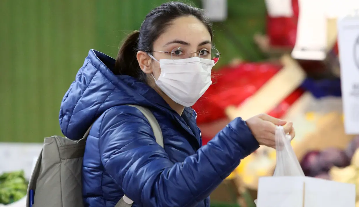 Seorang wanita berbelanja di sebuah supermarket di Ankara, Turki (30/3/2020). Pada Senin (30/3), Turki mengumumkan 37 kematian baru akibat COVID-19, sedangkan total kasus infeksi di negara tersebut bertambah menjadi 10.827 kasus. (Xinhua/Mustafa Kaya)